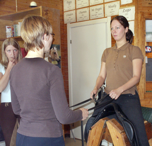 Alexanderläraren Maria Bucht har kurs för hästägare i Råneå i Norrbotten. Sitsövningar på Alexandeteknikkurser övas ofta på en trähäst. Johanna Johansson-Drugge testar metoden. 